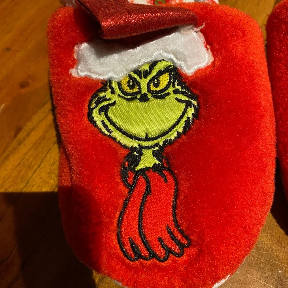 Red Grinch and Cindy Lou Who Slippers youth size 11-12‎